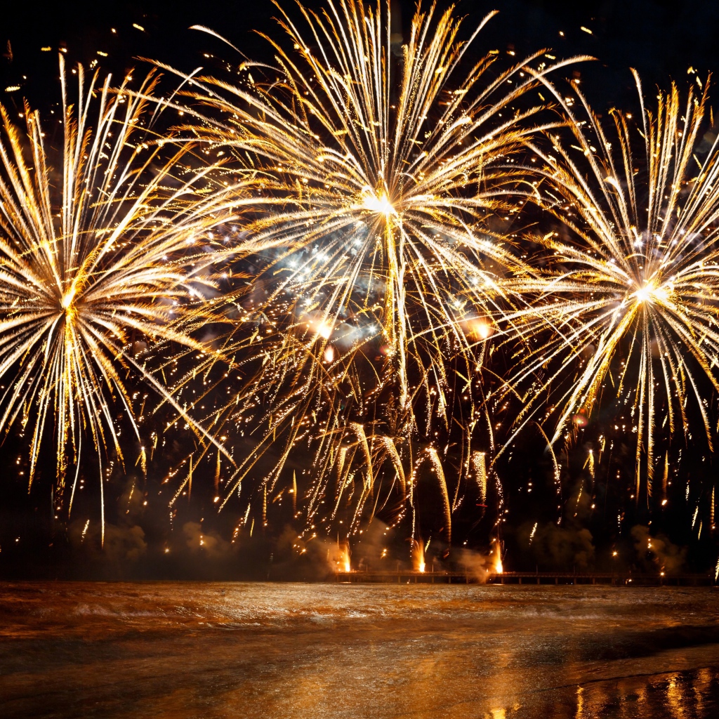 Яркие вспышки новогоднего салюта
