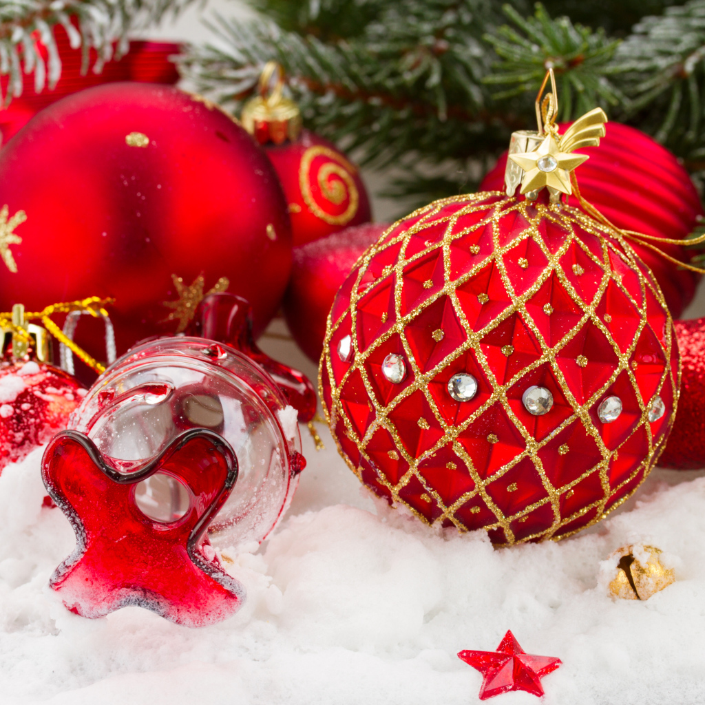 Яркие красные новогодние шары на елку