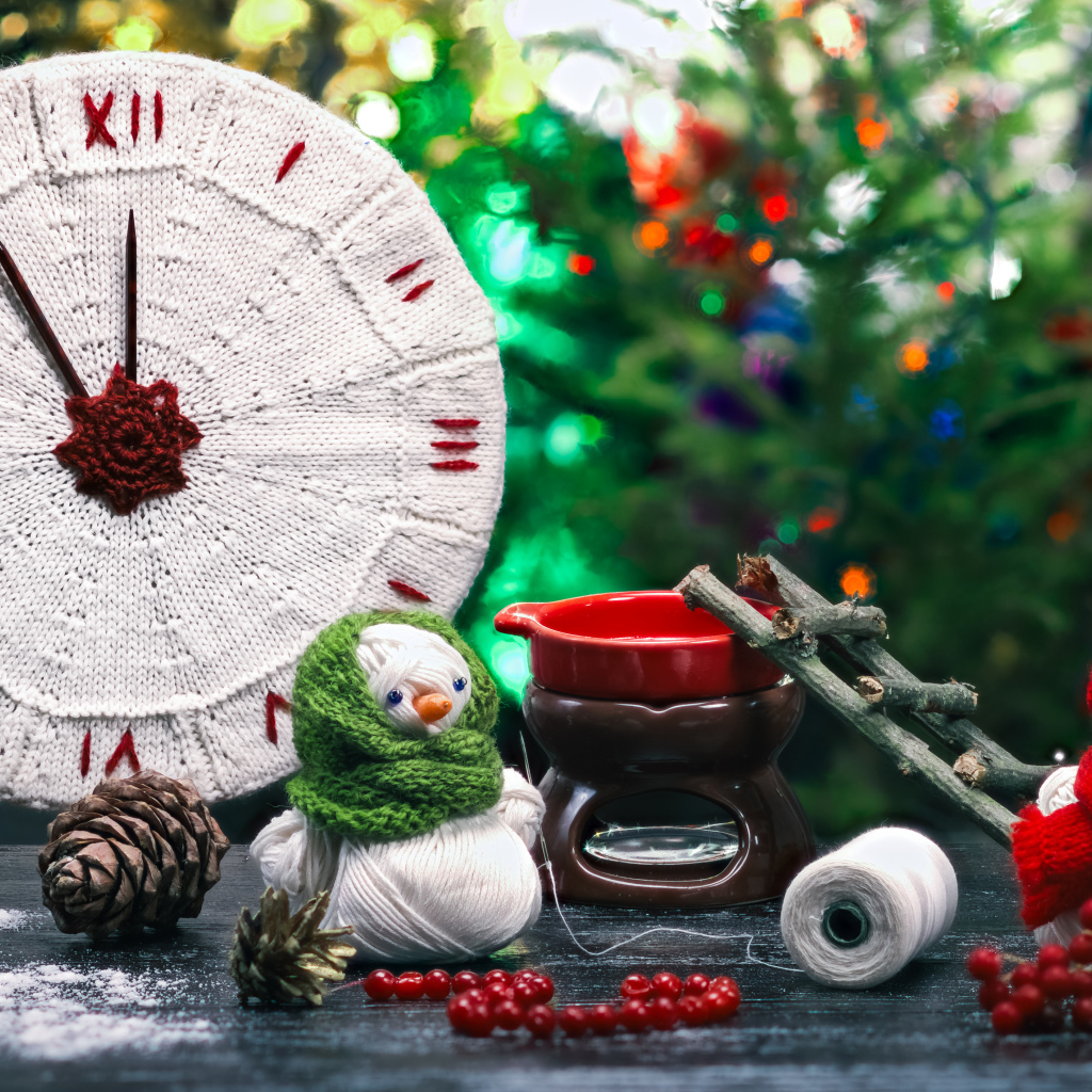 Новогодние часы со снеговиками из нитей