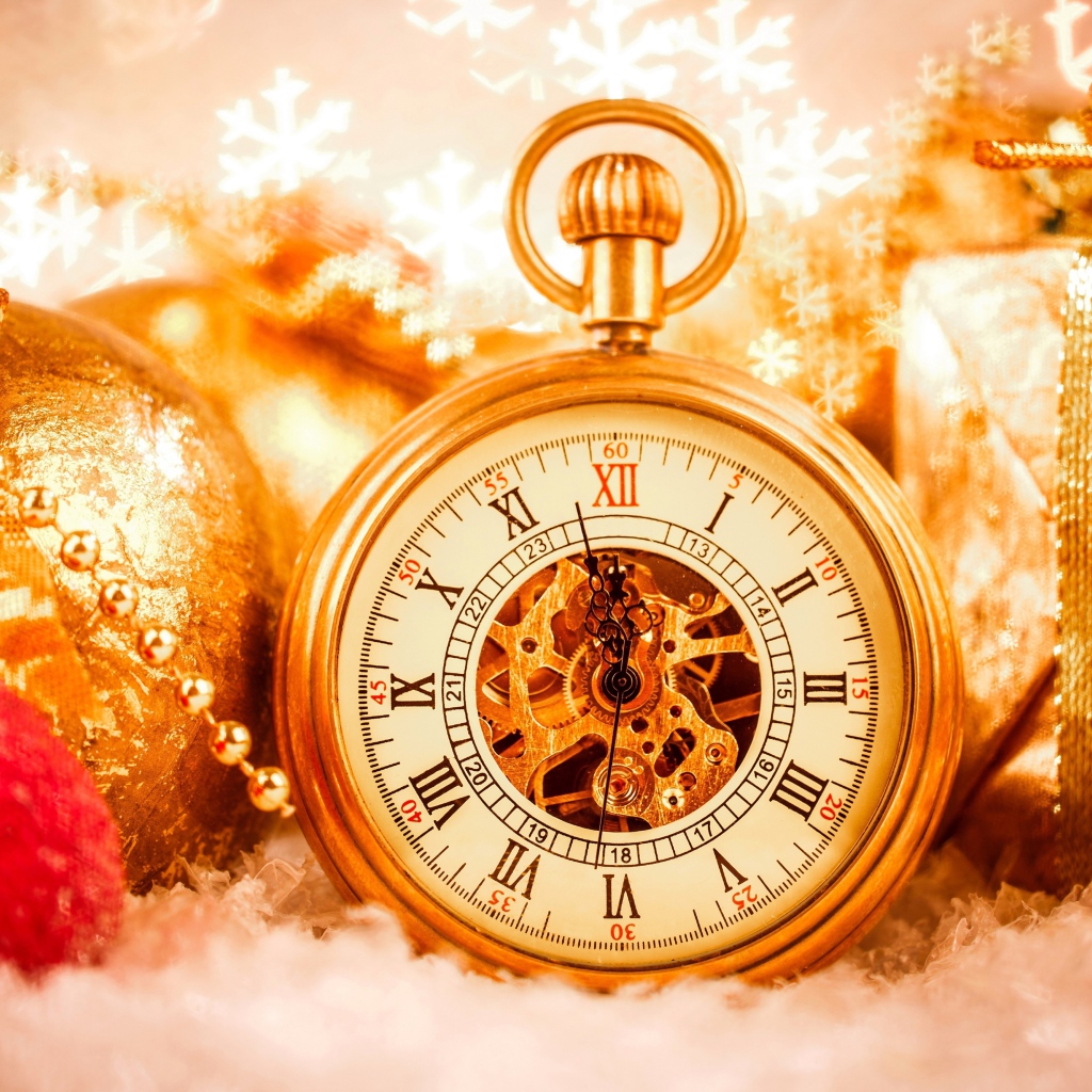 Новогодние украшения с часами крупным планом