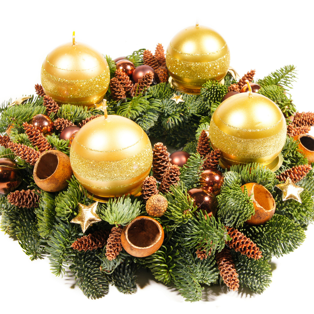 Рождественский венок с золотыми свечами на белом фоне