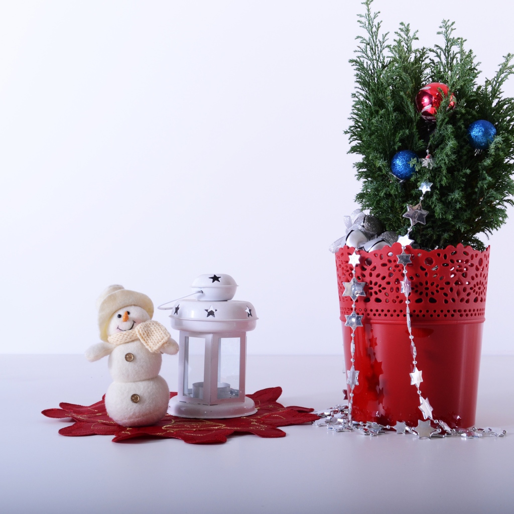 Праздничный новогодний декор на сером фоне