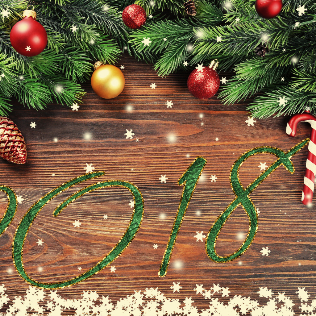 Цифры 2018 на фоне новогоднего декора