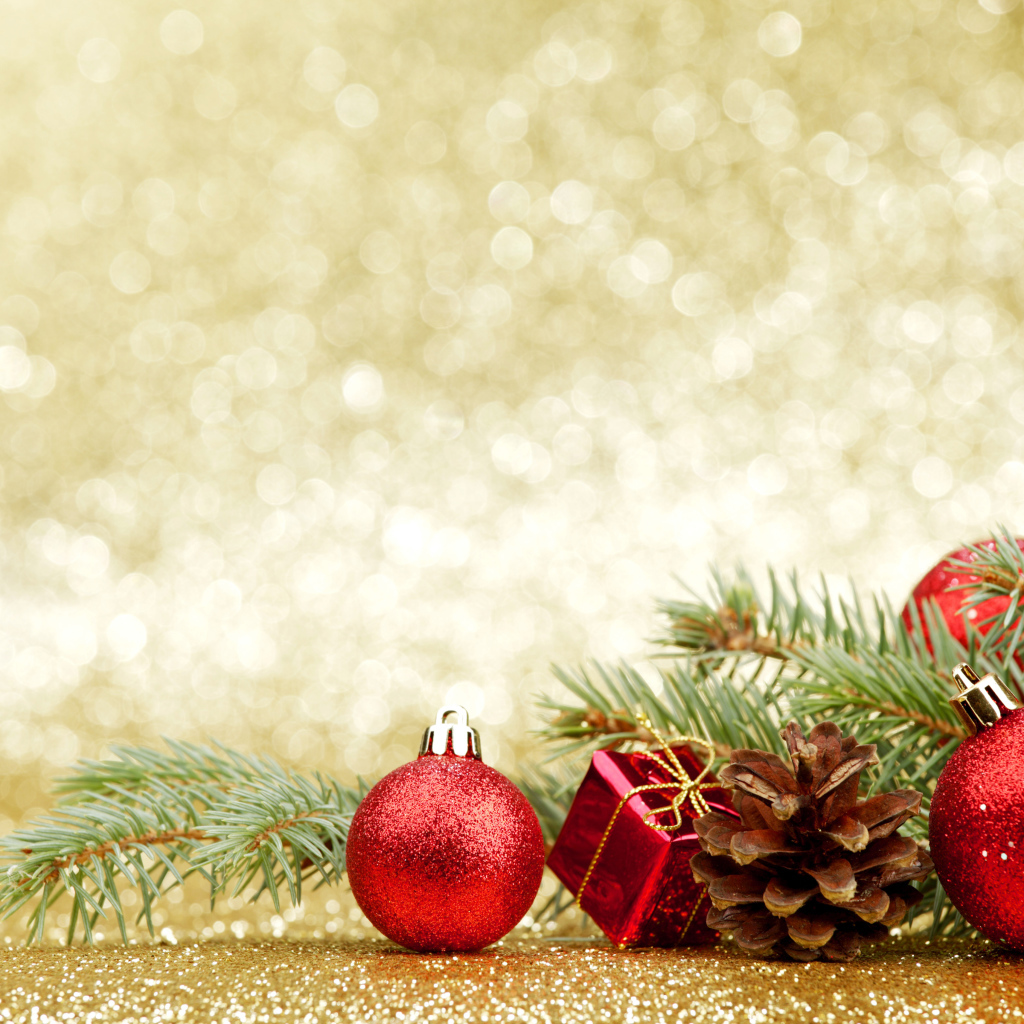 Еловая ветка, шишки и красные шарики, шаблон на поздравительной открытки