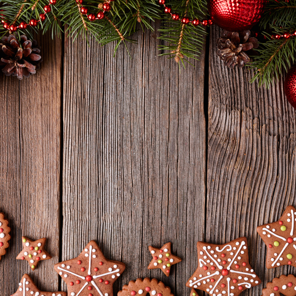 Имбирное печенье и красные елочные шары, фон для новогодней открытки