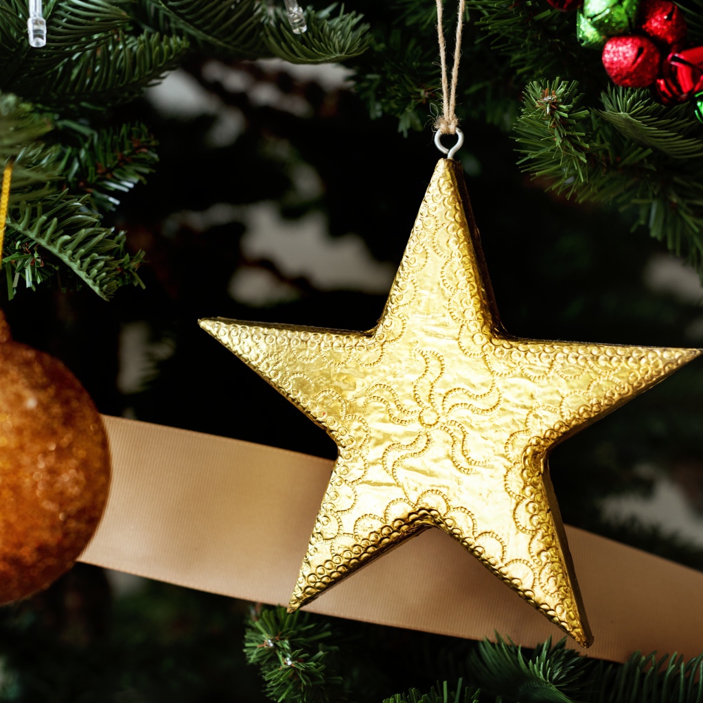 Золотая звезда и шар на новогодней елке