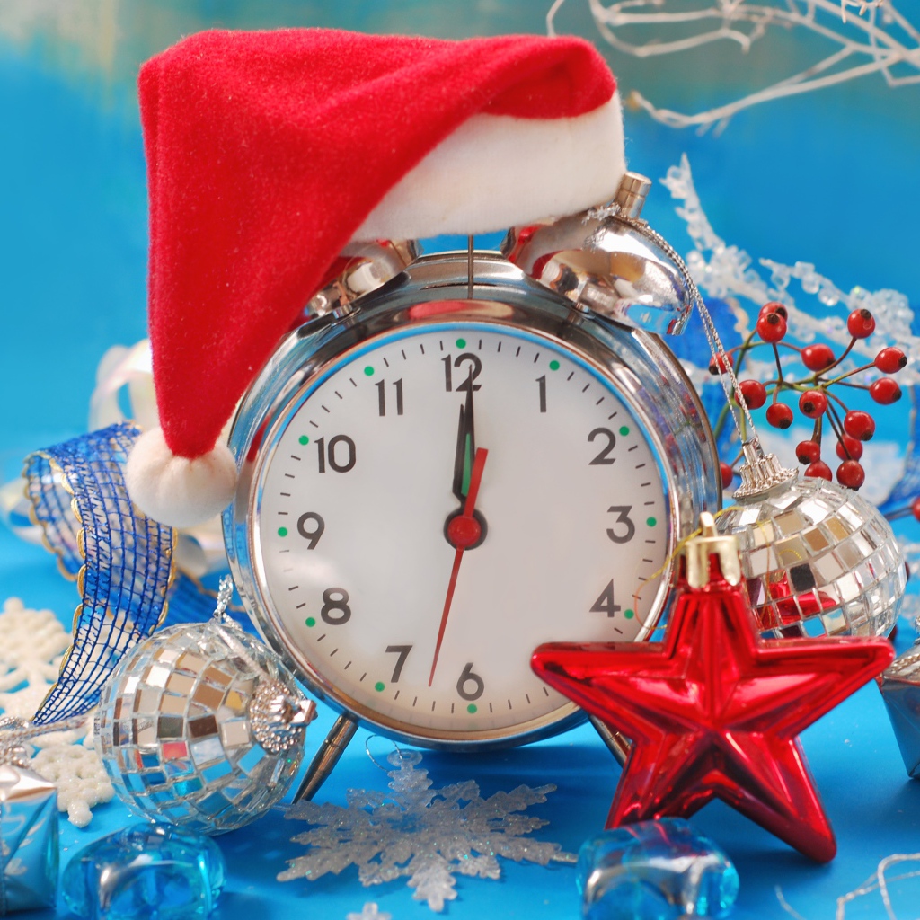 Новогодний будильник показывает двенадцать