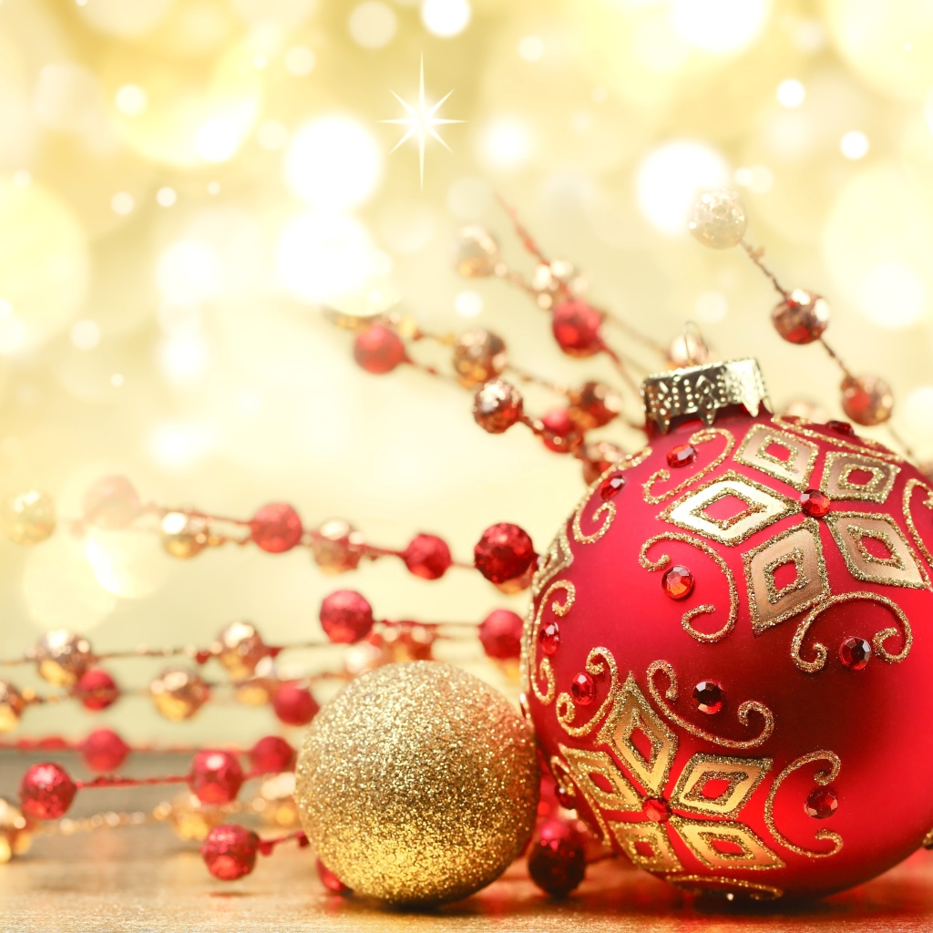 Красный елочный шар с украшениями для Нового года