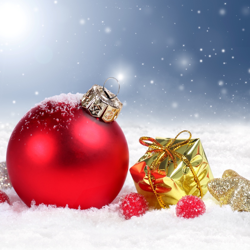Красный елочный шар с маленькими подарками
