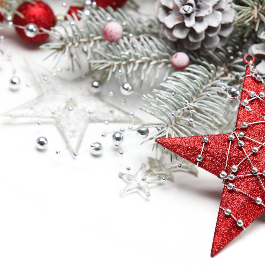 Красная новогодняя звезда в праздничном декоре