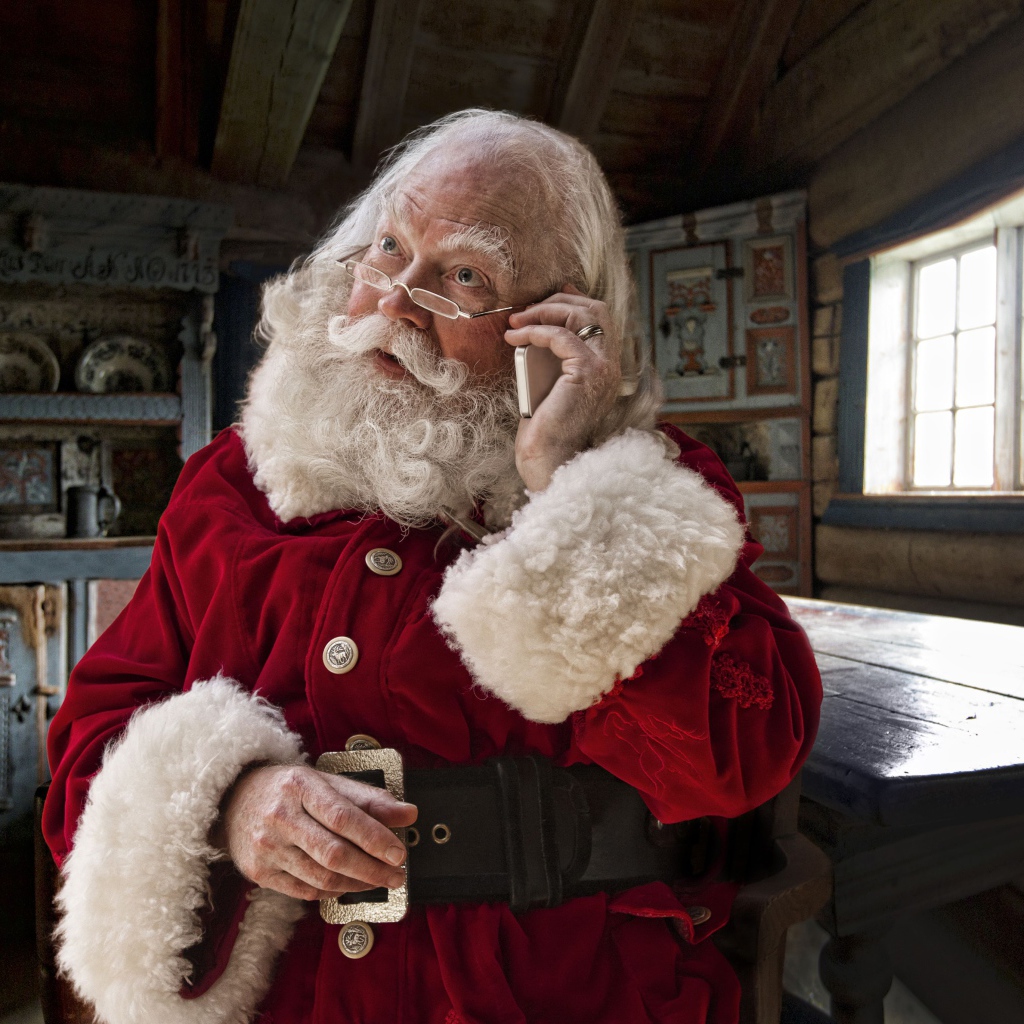 Санта Клаус разговаривает по мобильному телефону