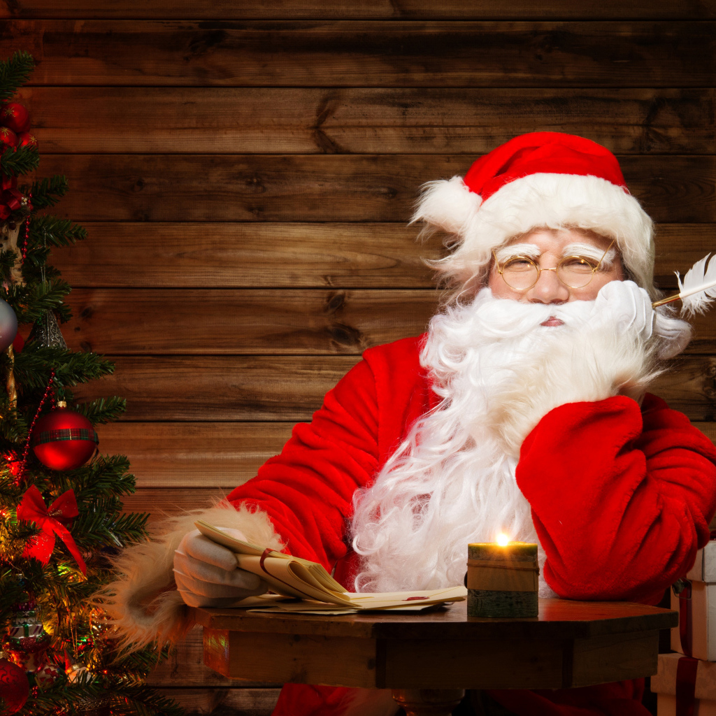 Дед Мороз читает письма у новогодней елки