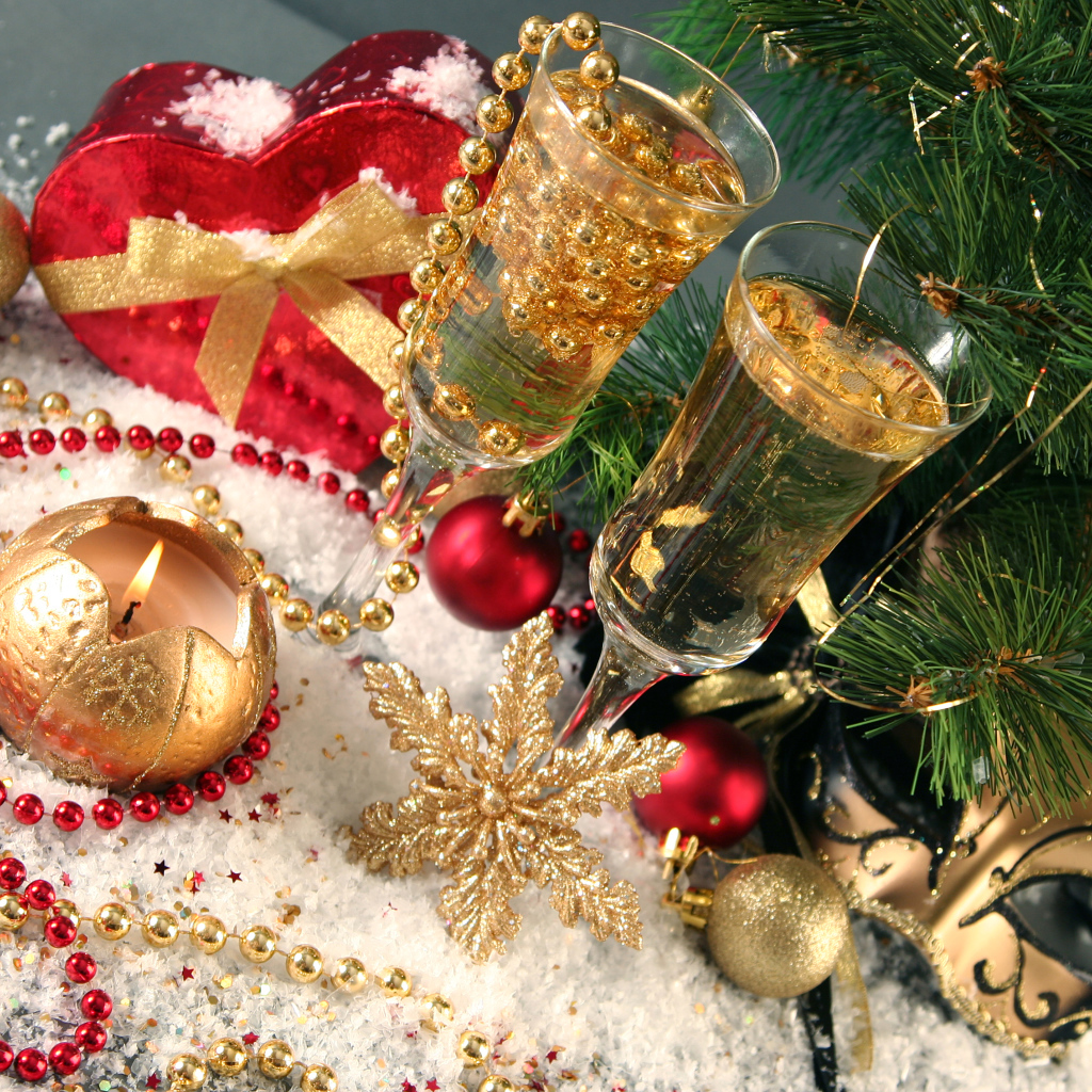 Два фужера с шампанский с новогодним декором под елкой