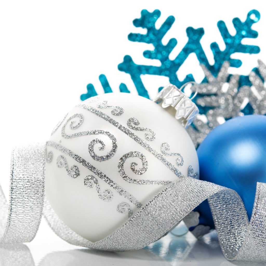 Белый и голубой елочные шары с яркой лентой на белом фоне
