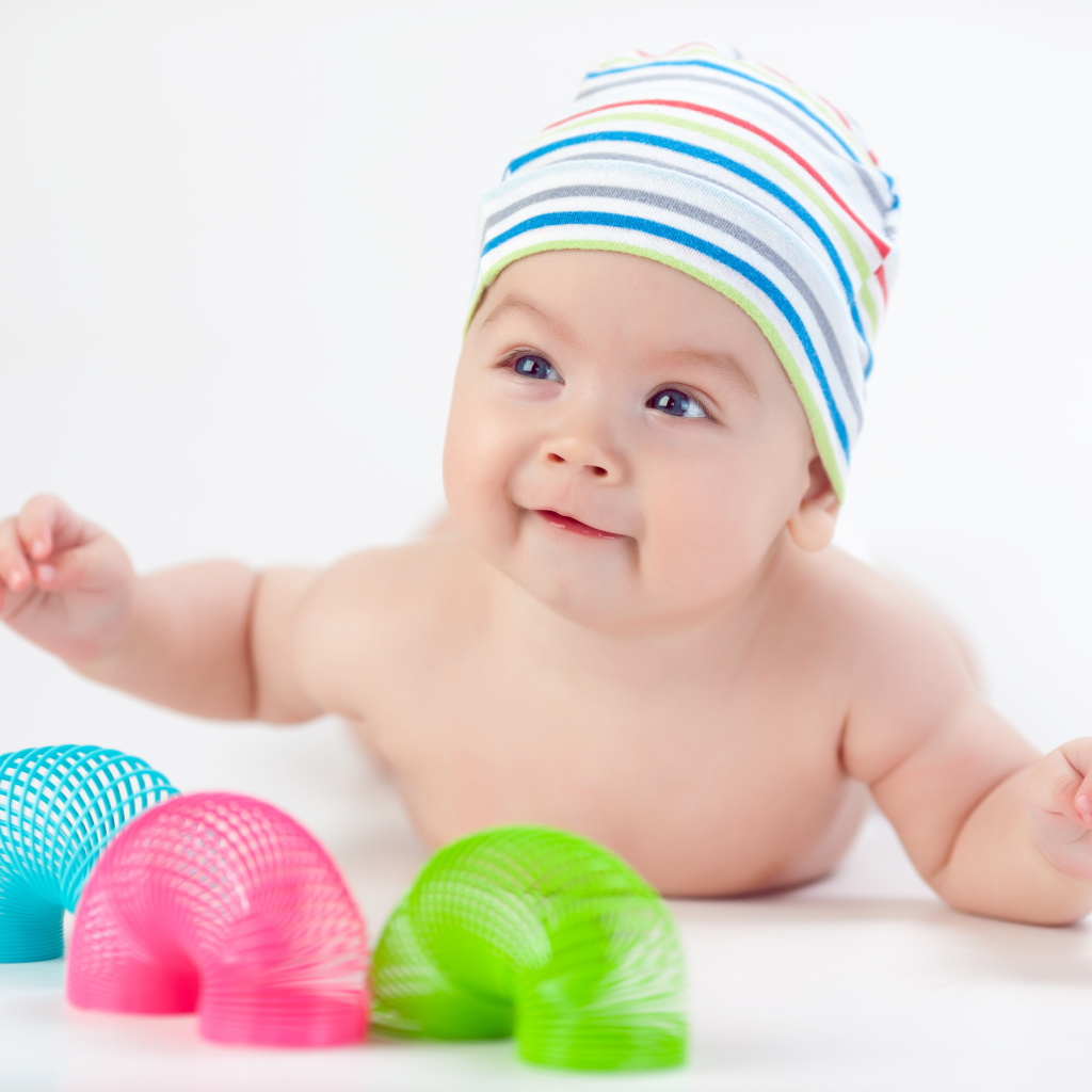 Грудной ребенок с разноцветными игрушками