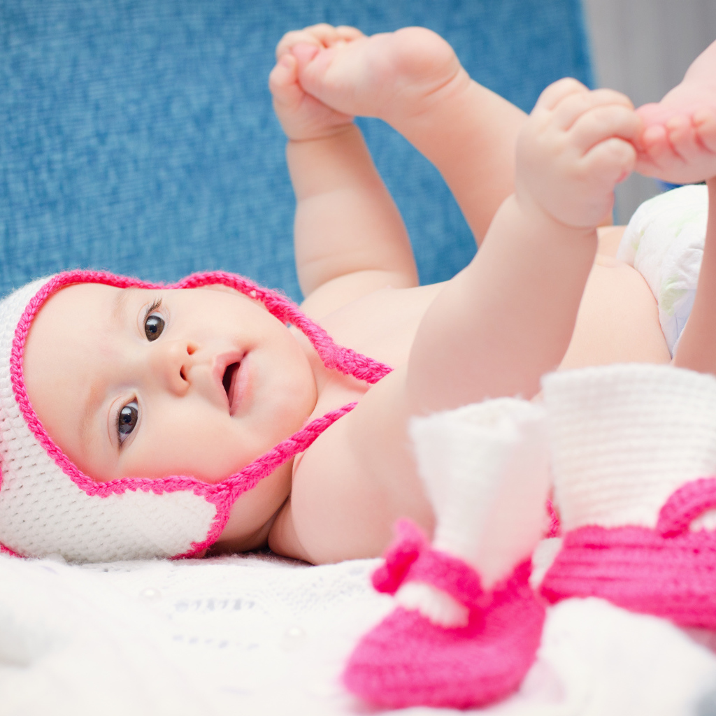 Милый грудной ребенок в вязаной шапке