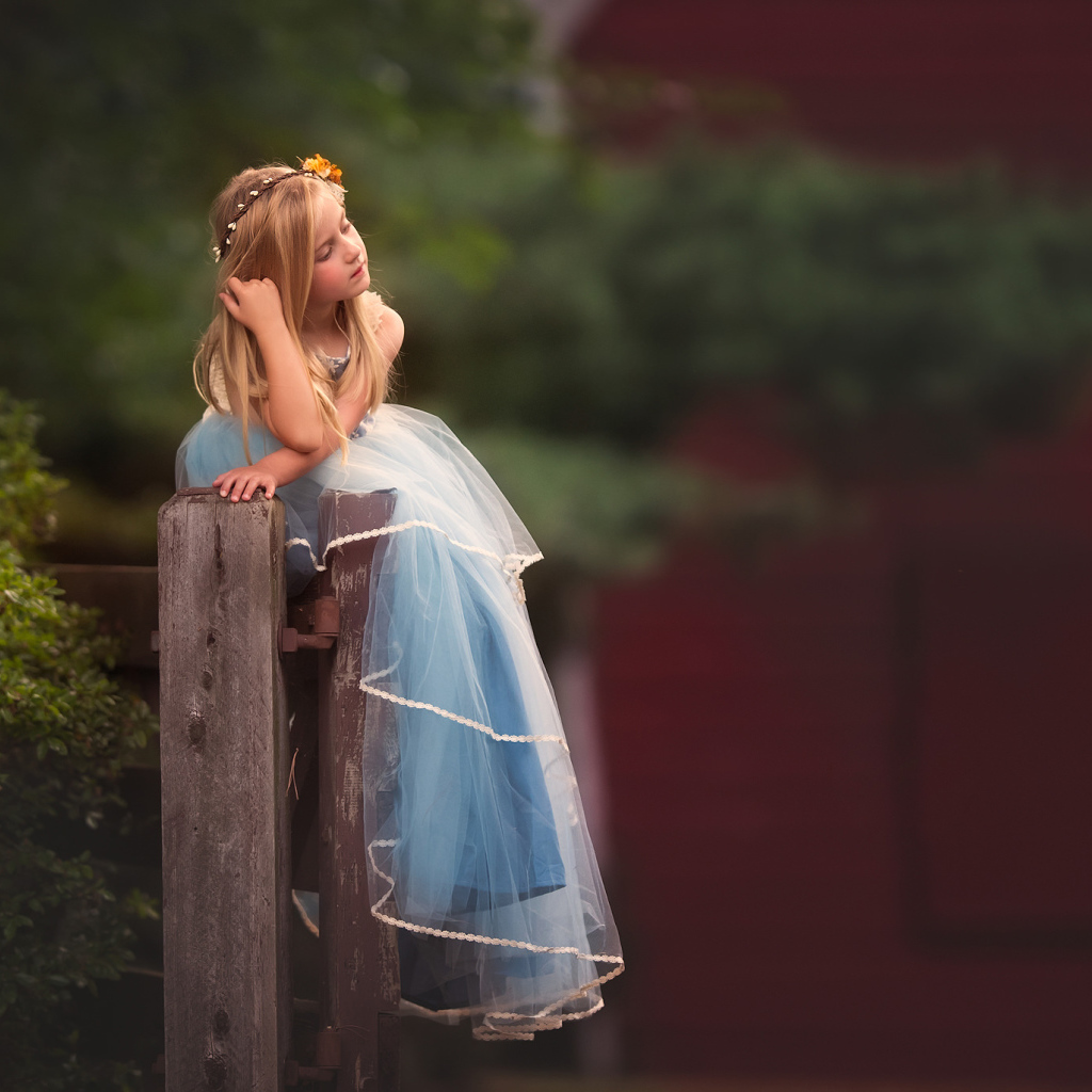 Девочка в красивом длинном голубом платье 