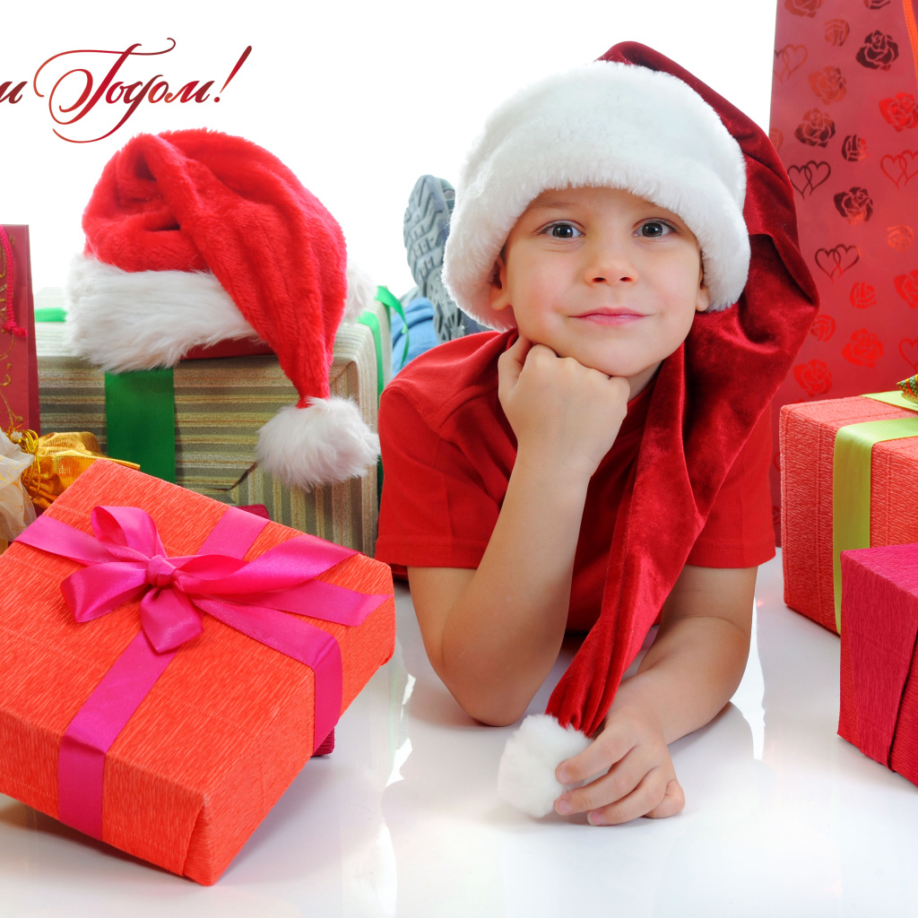 Маленький мальчик с большими подарками на Новый год 2018