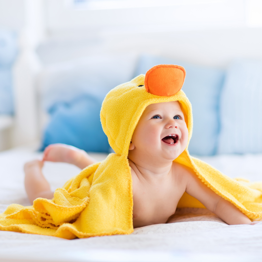 Маленький ребенок в костюме утенка 