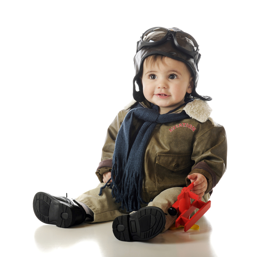 Маленький ребенок в костюме пилота 