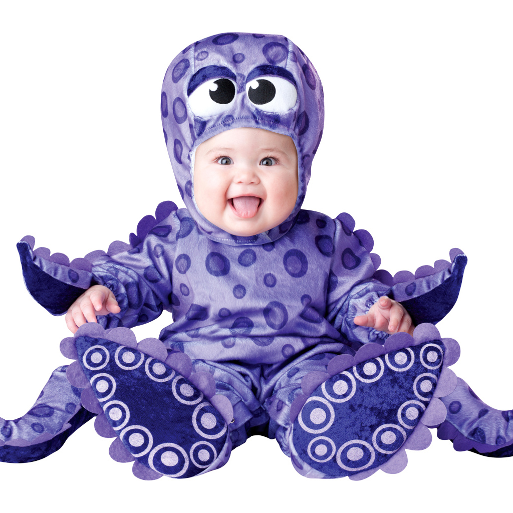 Маленький улыбающийся малыш в забавном костюме