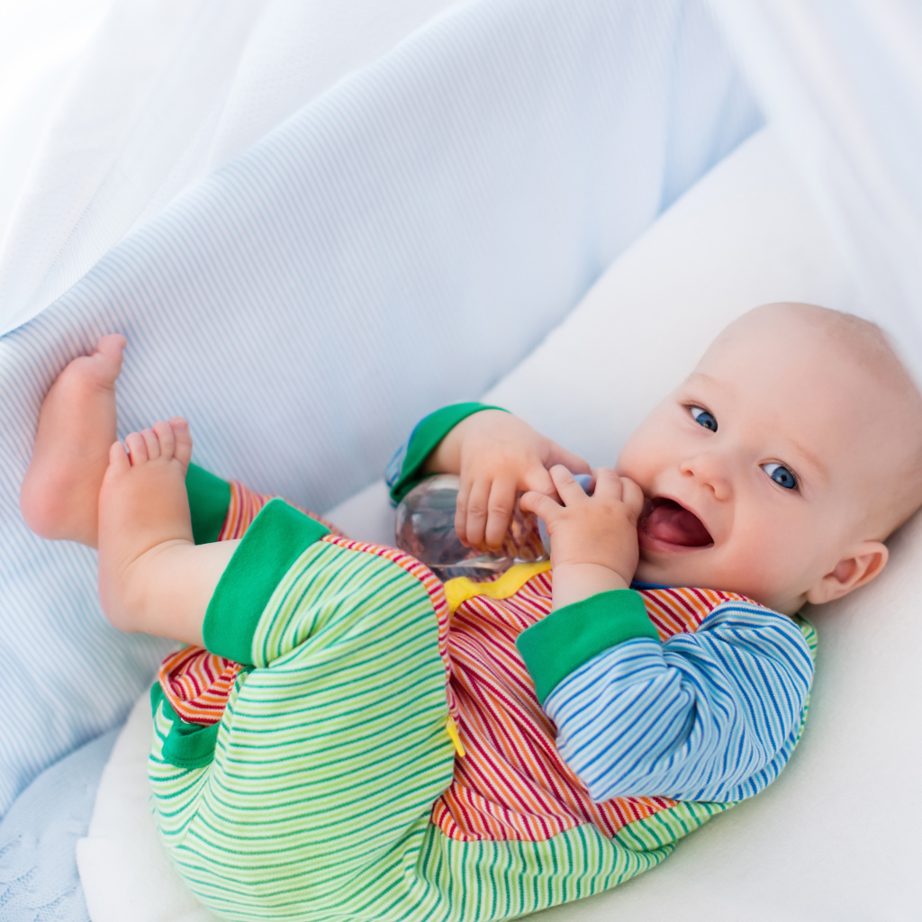 Маленький грудной ребенок в кроватке