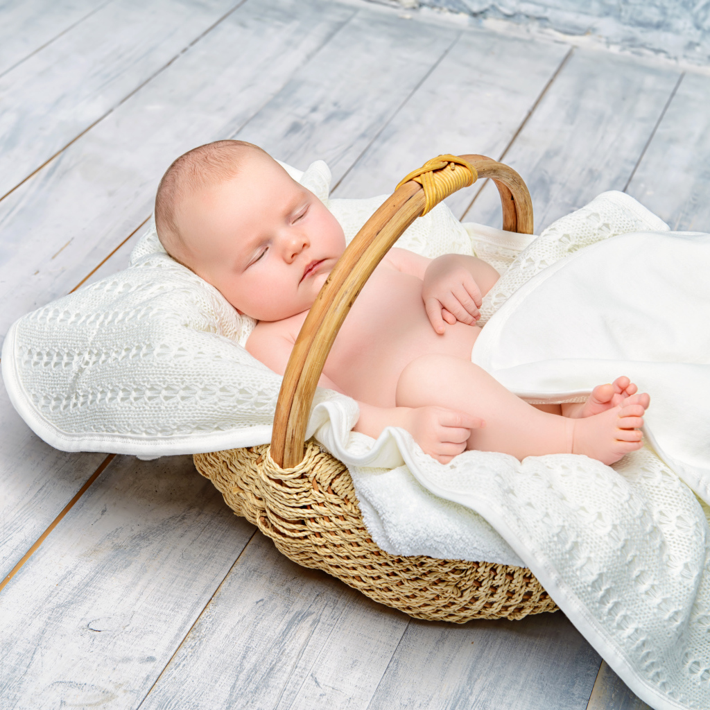 Маленький младенец спит в корзине