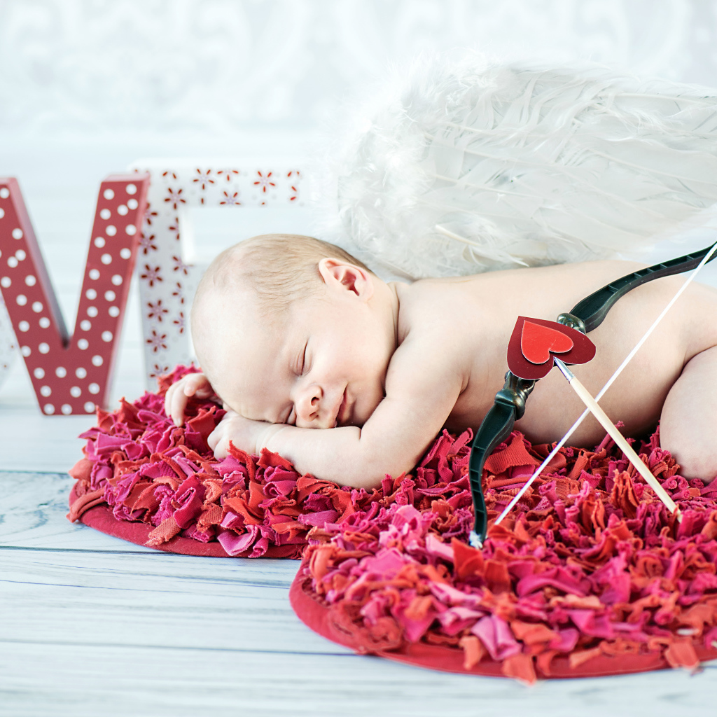 Маленький ребенок в костюме купидона