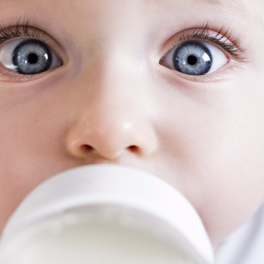 Маленький ребенок с большими голубыми глазами 