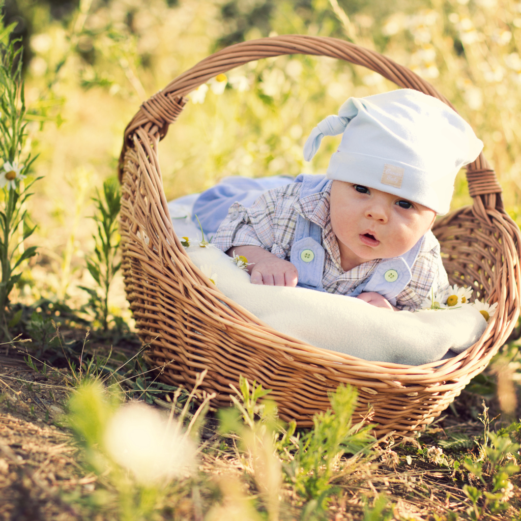 Маленький милый младенец лежит в корзине
