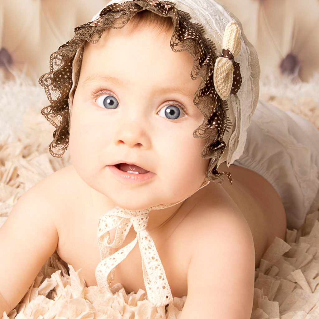 Красивая голубоглазая девочка в шапке