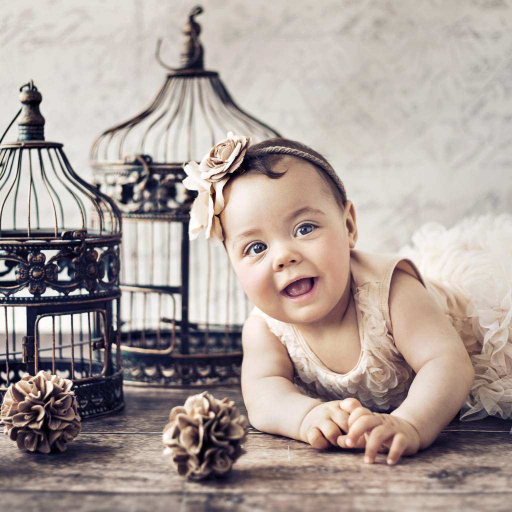 Красивая девочка с железными клетками для птиц