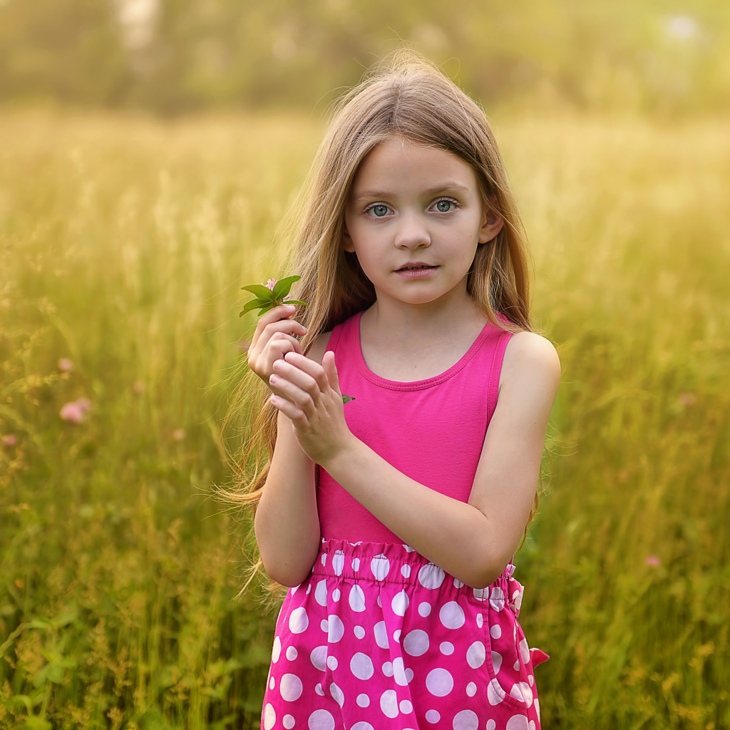 Красивая зеленоглазая девочка шатенка в поле