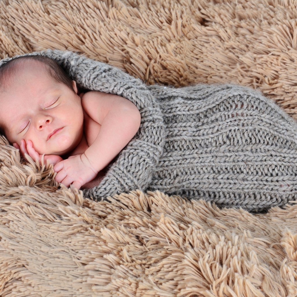 Милый спящий маленький мальчик 