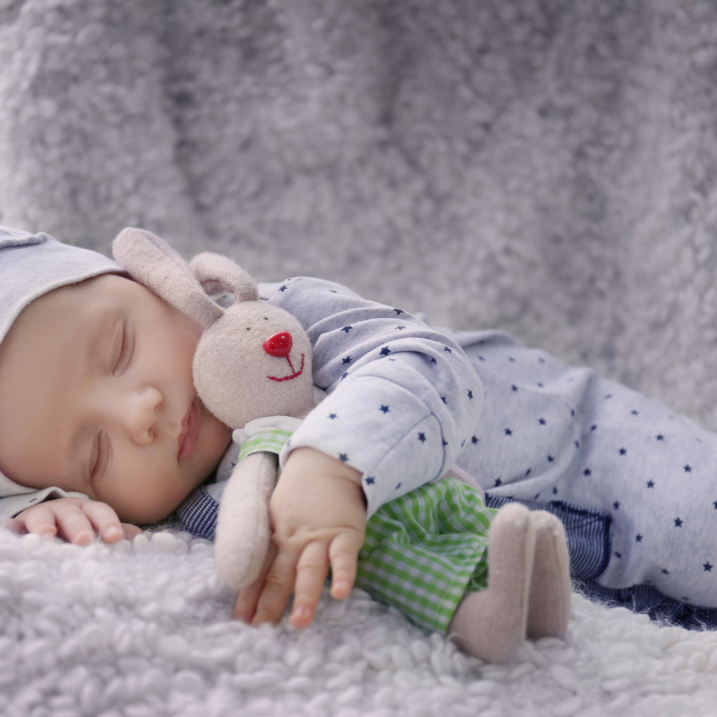 Милый спящий ребенок с игрушкой