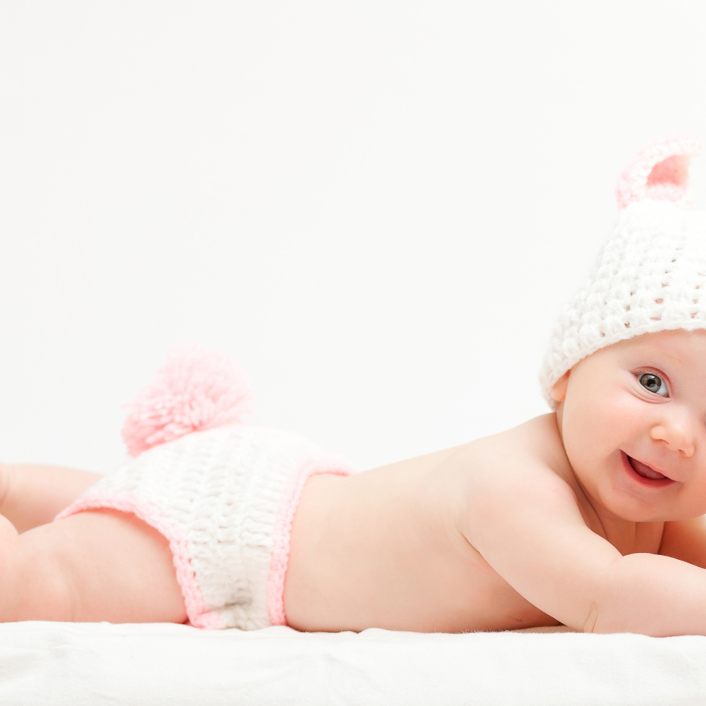 Милый улыбающийся младенец в вязаном костюме