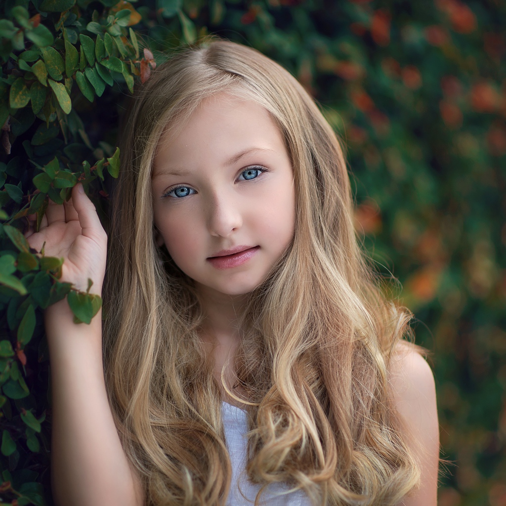 Выразительный взгляд маленькой девочки с длинными волосами