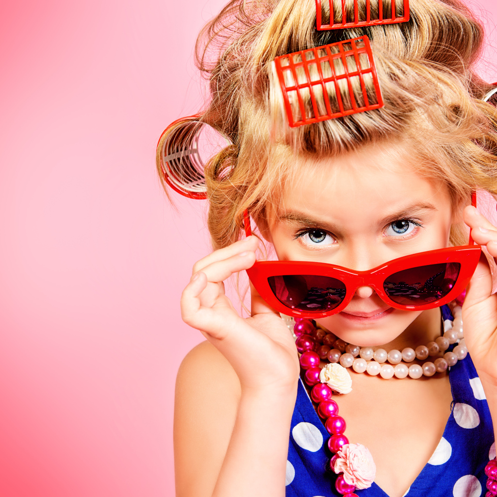 Гламурная девочка в больших красных очках и бигудями на голове