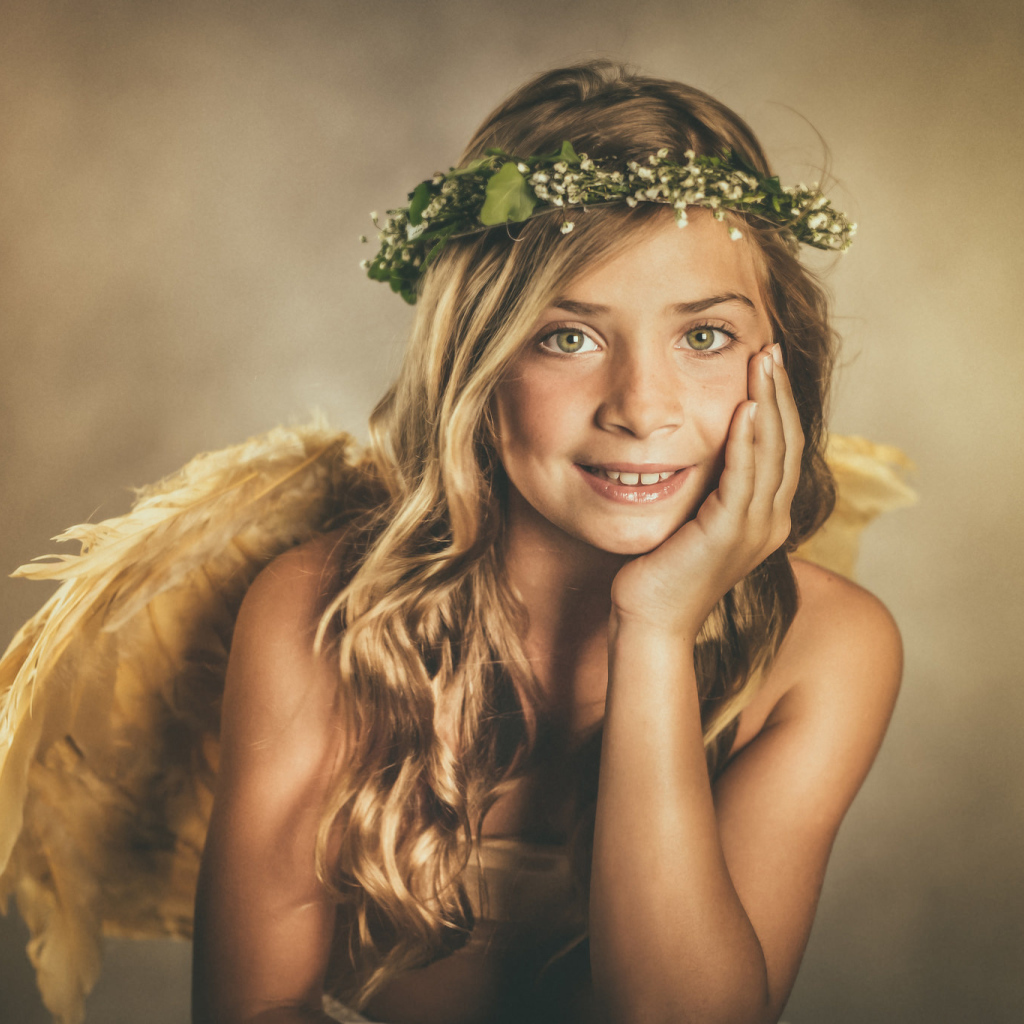 Зеленоглазая красивая девочка с крыльями ангела