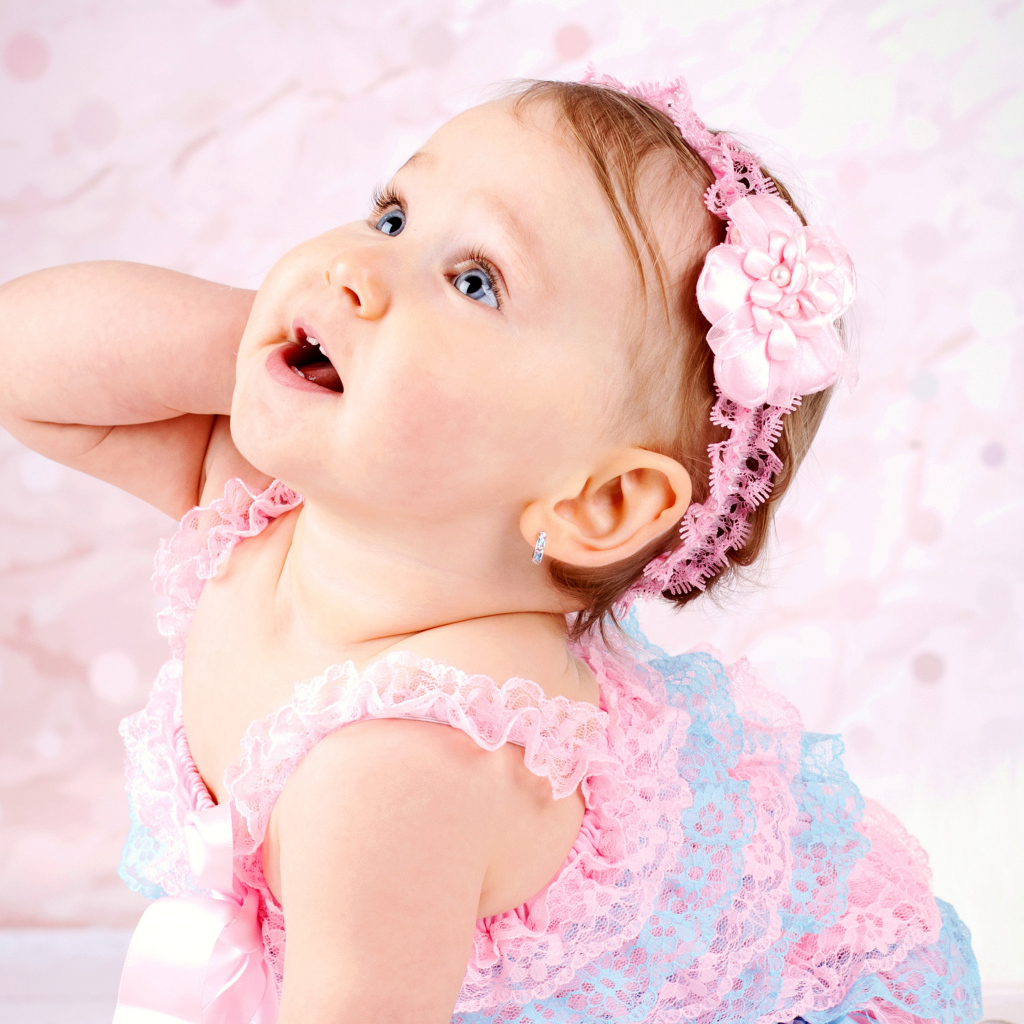 Заинтересованный взгляд маленькой девочки в красивом платье