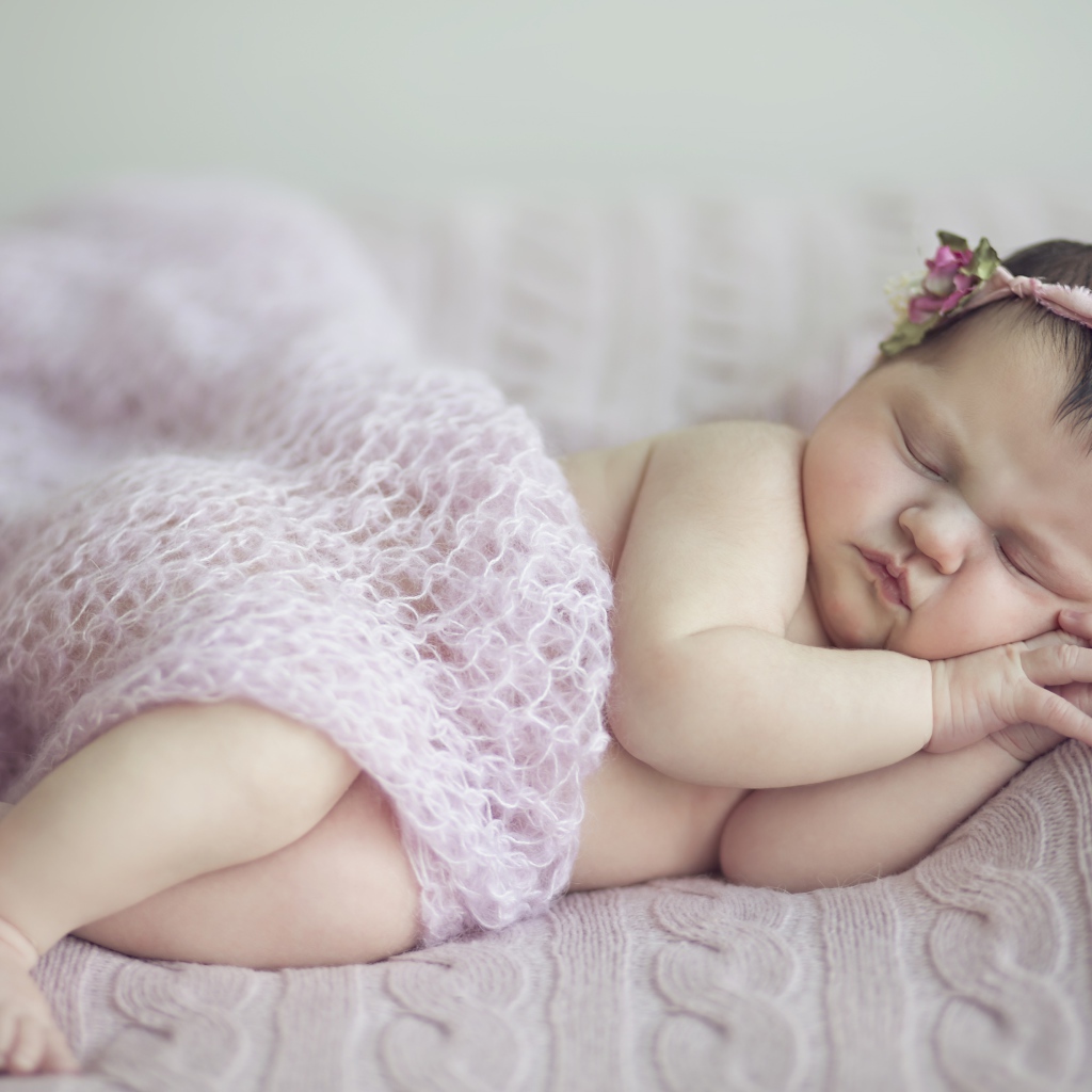 Маленький спящий младенец девочка 