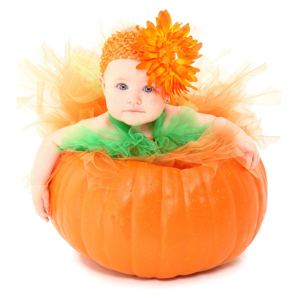 Маленькая красивая девочка с цветком на голове 