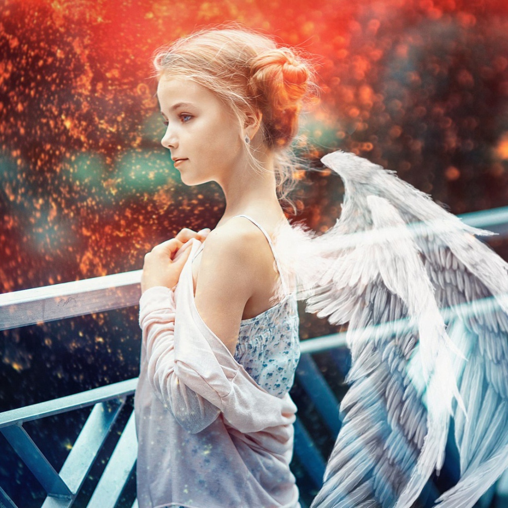 Маленькая красивая девочка с крыльями ангела