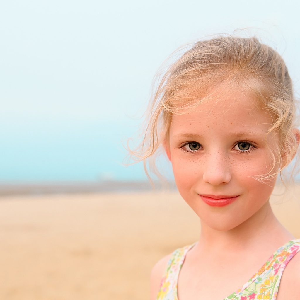 Маленькая красивая девочка с веснушками на лице