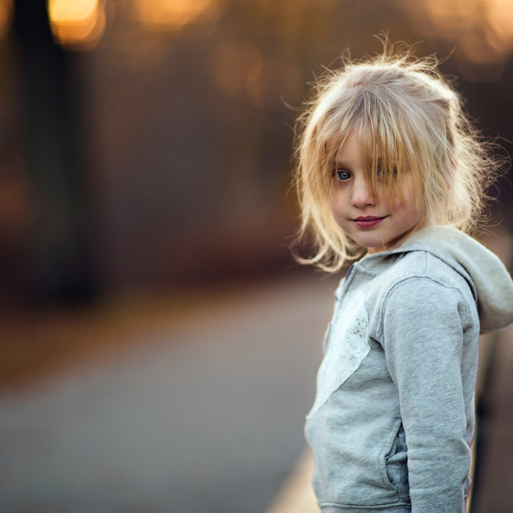 Маленькая девочка блондинка в серой кофте