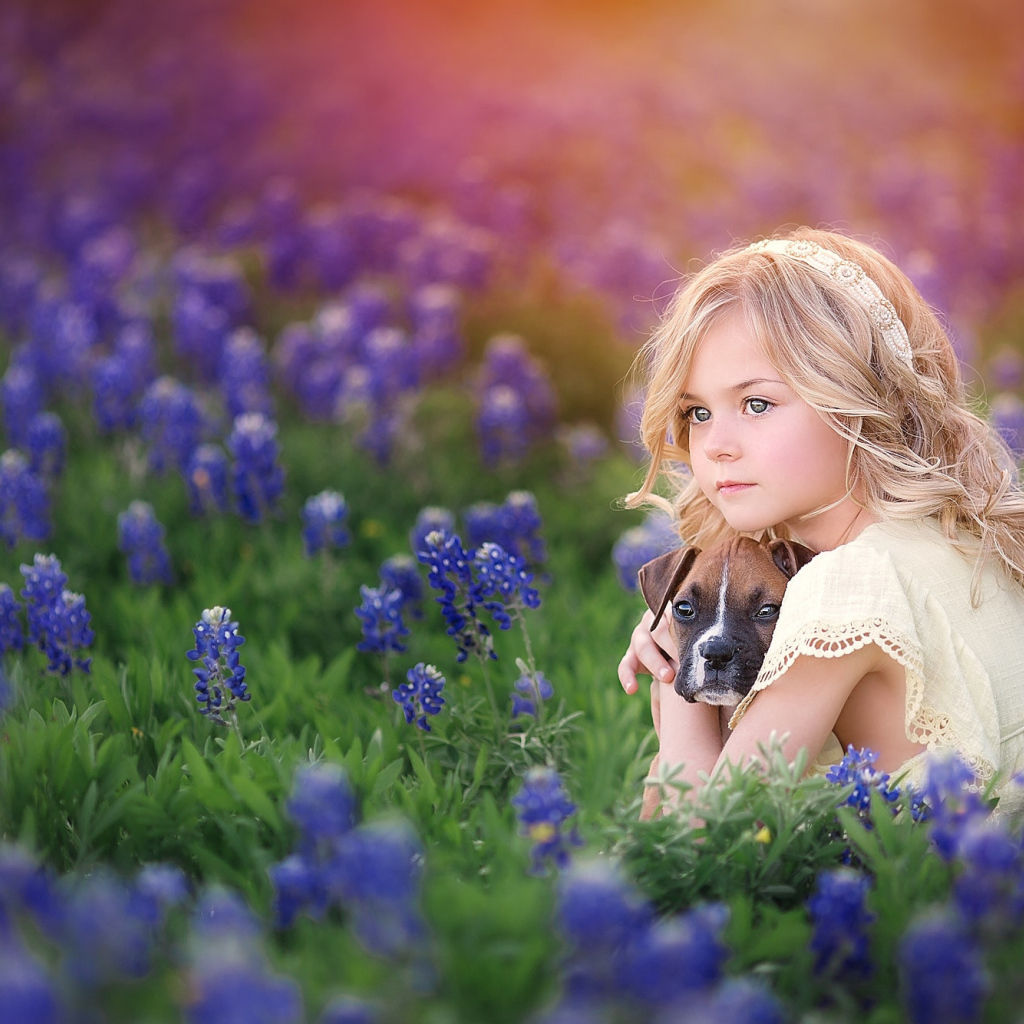 Маленькая светловолосая девочка со щенком в синих цветах