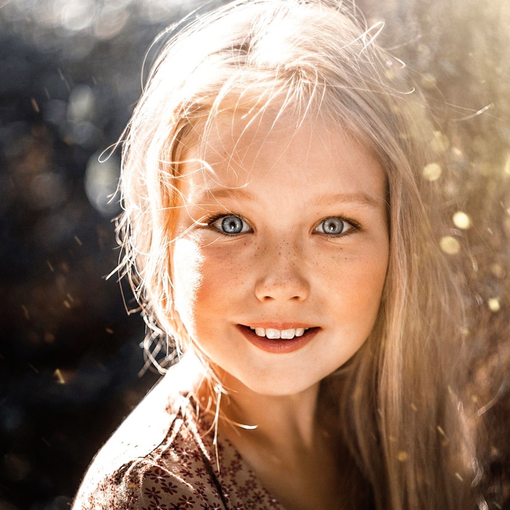 Маленькая светловолосая девочка с красивыми глазами 