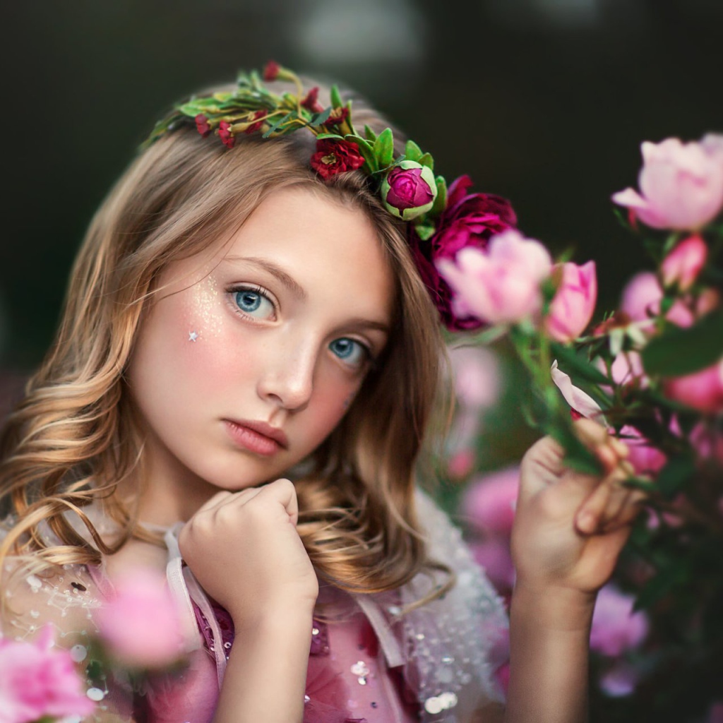 Маленькая голубоглазая девочка с цветами 