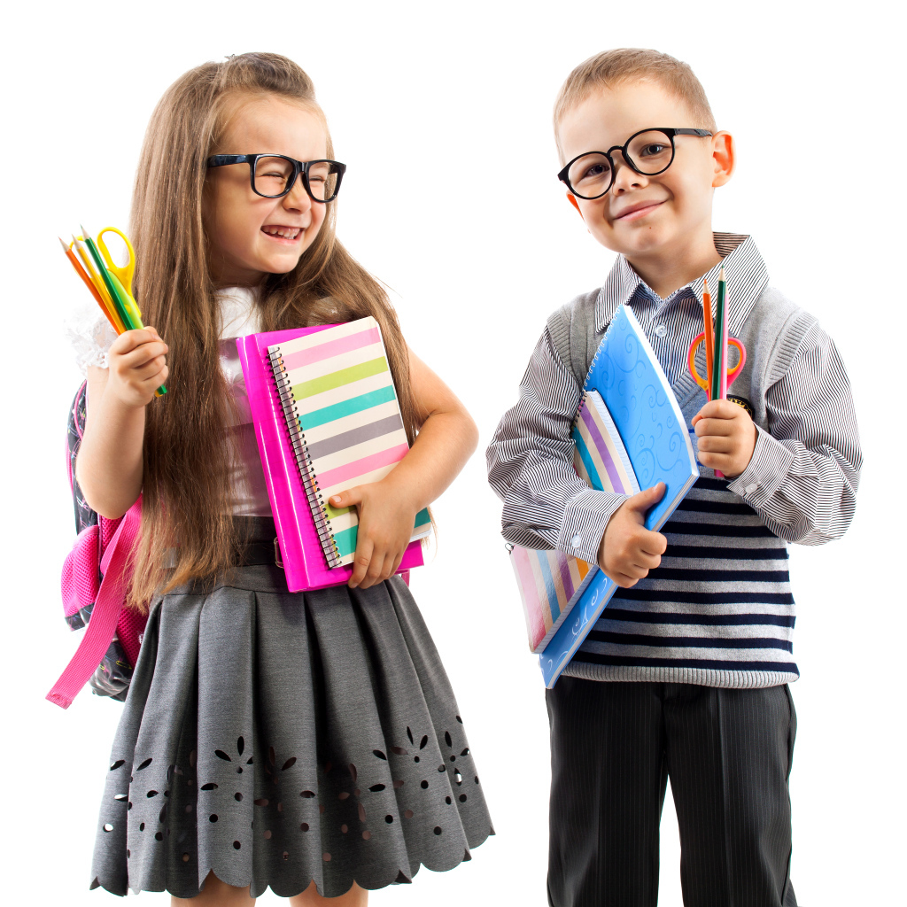 Маленькие мальчик и девочка готовятся к школе