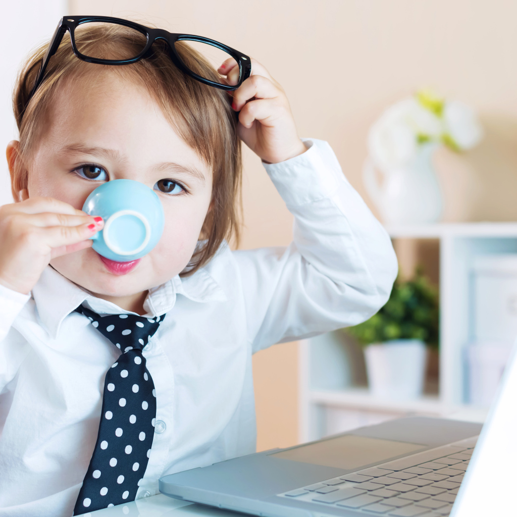 Маленький мальчик в деловом костюме и с чашкой